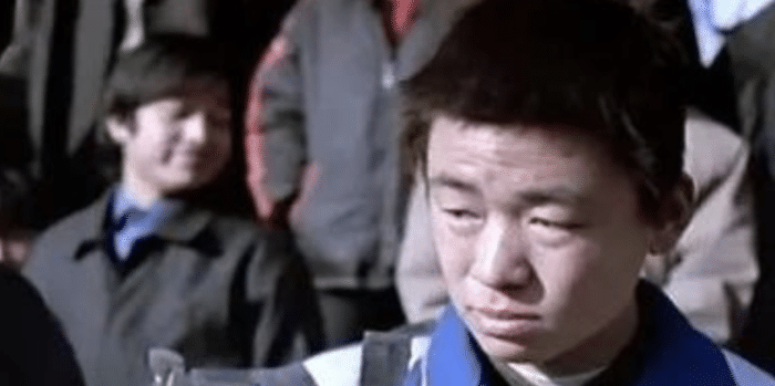 群演|剧组太穷演员跑了一半，无奈拉个群演当主角，却成就了一代影帝