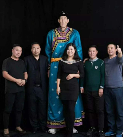 患巨人症鲍喜顺结婚 医生不建议生娃 但他们不怕生下 小巨人 腾讯网