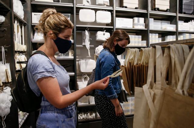 鲍里斯·约翰逊|强制戴口罩！约翰逊宣布英国人进商店必须戴口罩，不戴的要罚款