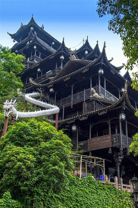 "九重天"吊脚楼1998年他担任了张家界市土家风情园项目开发建设的总