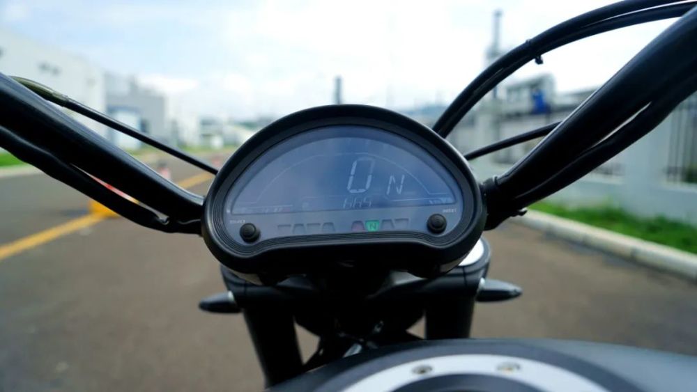 全新的lcd负显液晶仪表,表盘更大,并且集成了档显功能,亮度不是很亮