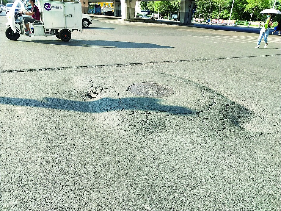 哈市道外区北二十道街和靖宇街交口附近 路面鼓出大包半小时3辆车被刮