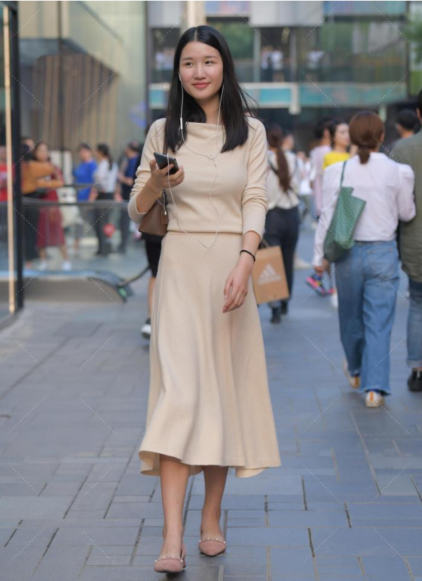 高领卡其色长裙彰显高冷气质