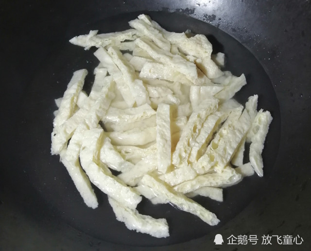 2,脆豆腐中间对切,再改刀切成条,放入沸水锅中焯烫一分钟,捞出,冲洗