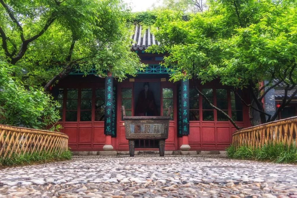 大明湖畔的藕神祠,为何供奉着李清照?