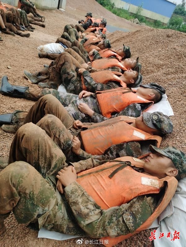 致敬!抗洪战士奋战8小时满身泥泞吃饭_腾讯新闻