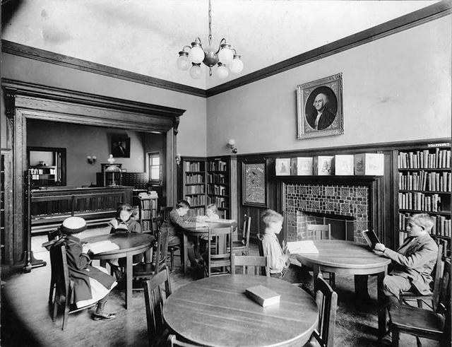 第一次被老师带入图书馆的laurene小学一年级时,好在小劳伦娜并没有