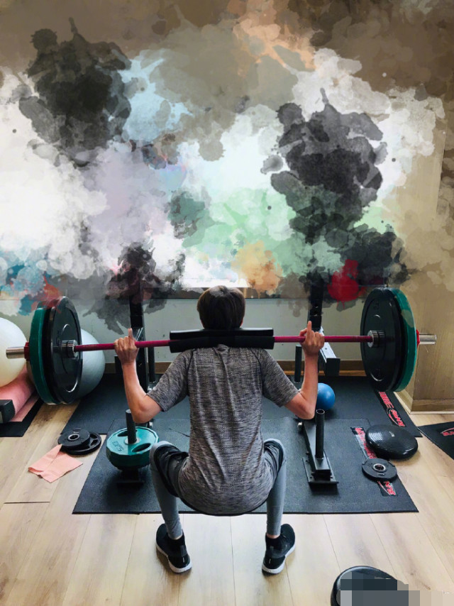 林志炫生病暴瘦后晒照举铁健身,"筷子腿"太抢镜,直言要增肥!