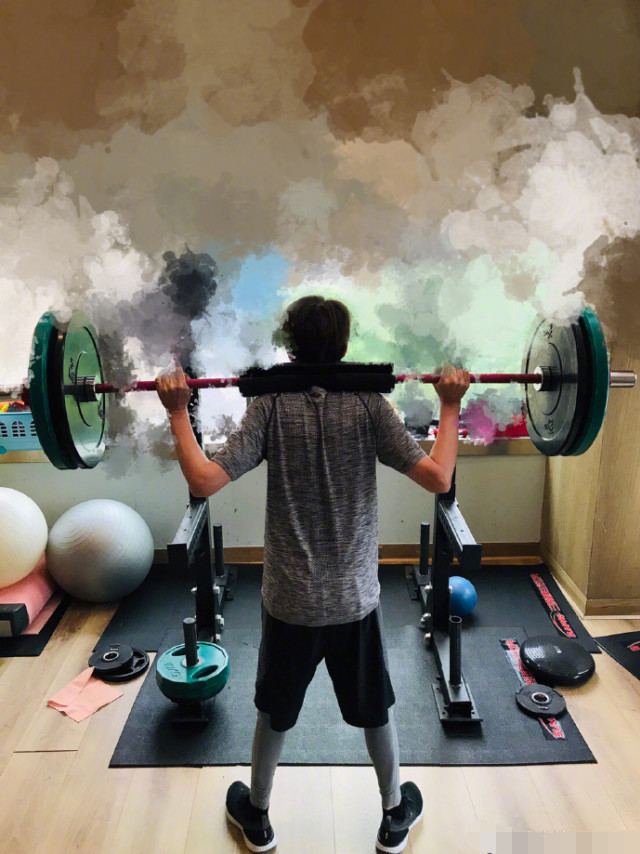 林志炫生病暴瘦后晒照举铁健身,"筷子腿"太抢镜,直言要增肥!