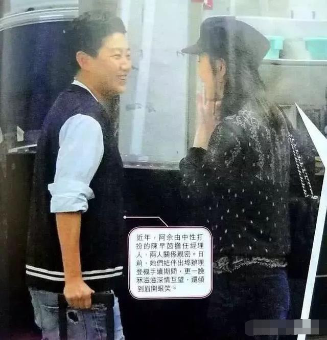 佘诗曼|佘诗曼躲卫生间练普通话遭经纪人偷拍，意外曝光45岁真实素颜