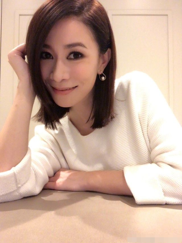 佘诗曼|佘诗曼躲卫生间练普通话遭经纪人偷拍，意外曝光45岁真实素颜