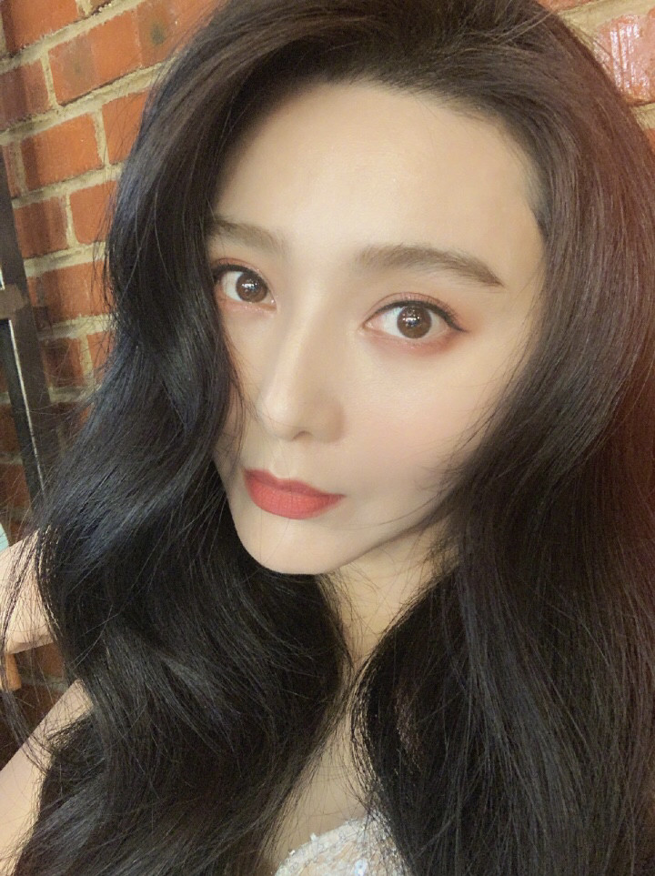 范冰冰|39岁范冰冰发量爆棚，v脸搭配长卷发像漫画人物，在家穿着太放松