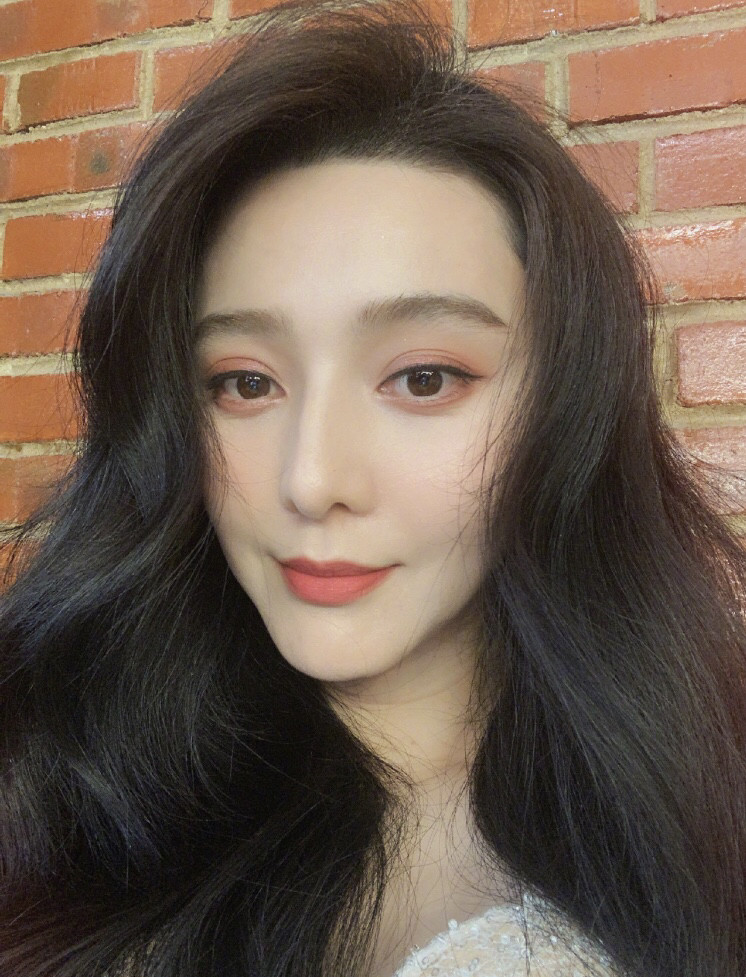 范冰冰|39岁范冰冰发量爆棚，v脸搭配长卷发像漫画人物，在家穿着太放松