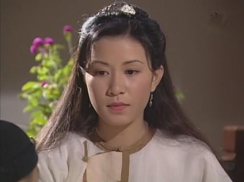 佘诗曼|佘诗曼躲卫生间练普通话遭经纪人偷拍，意外曝光45岁真实素颜