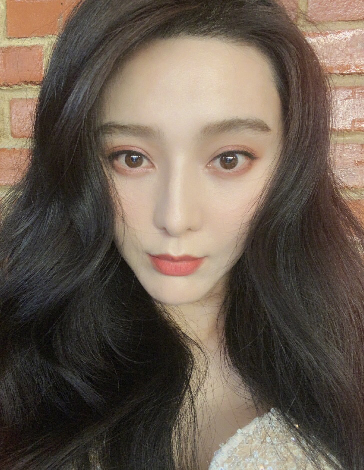 范冰冰|39岁范冰冰发量爆棚，v脸搭配长卷发像漫画人物，在家穿着太放松