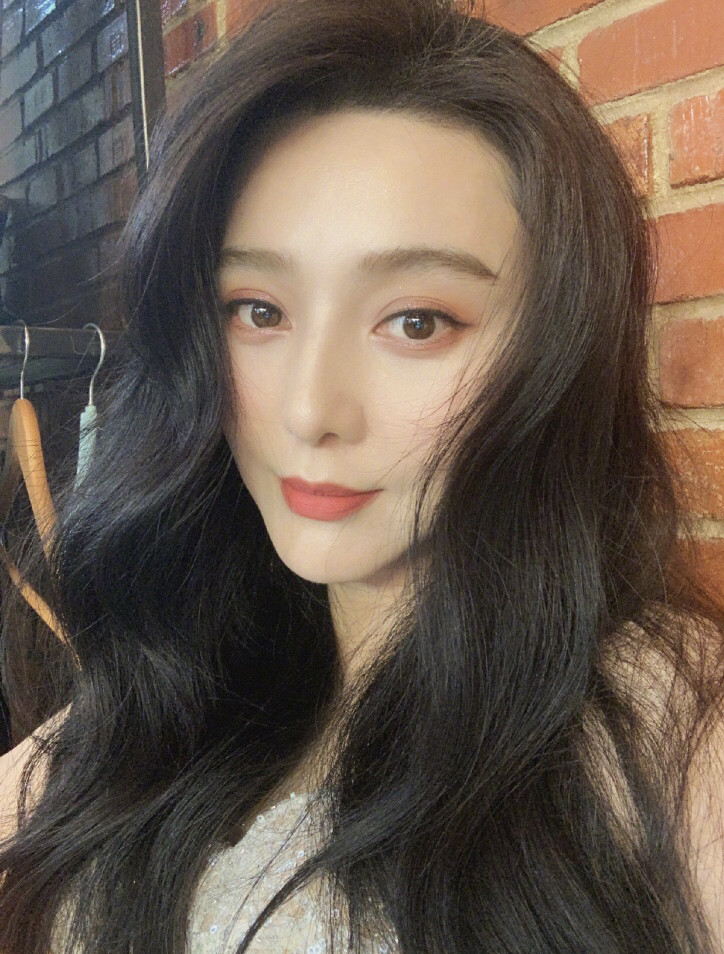 范冰冰|39岁范冰冰发量爆棚，v脸搭配长卷发像漫画人物，在家穿着太放松