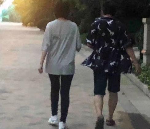 唐艺昕|太拼了！为产后复出，唐艺昕在椅子上倒立健身，身材恢复卓有成效