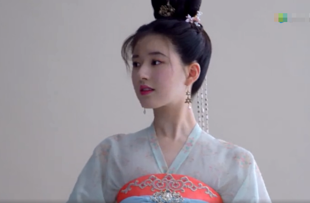 迪丽热巴|《长歌行》官宣花絮海报，热巴已经够美了，看到女二后却变心了！