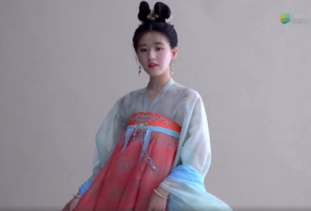 迪丽热巴|《长歌行》官宣花絮海报，热巴已经够美了，看到女二后却变心了！