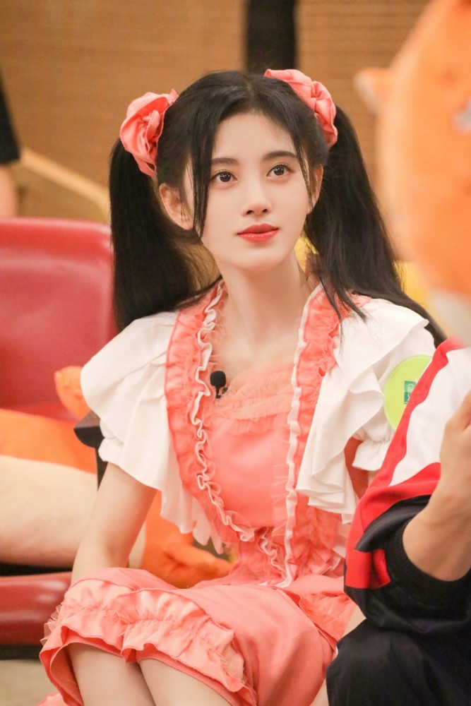 鞠婧祎|鞠婧祎身高造假？穿疑似垫了内增高的鞋不敢换，网友画图分析其鞋子构成