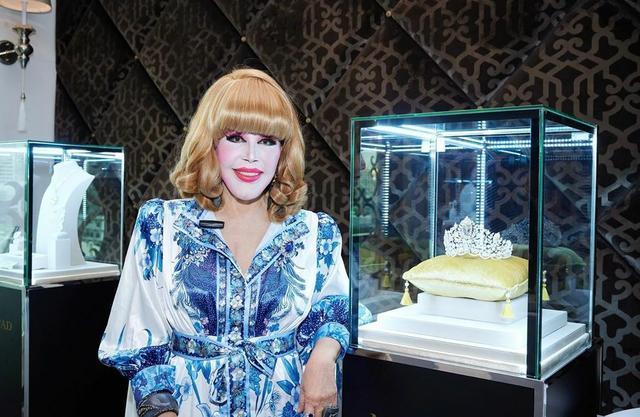 81岁富婆每天化浓妆脸部僵硬像戴假面具得癌不忘和男模拍写真