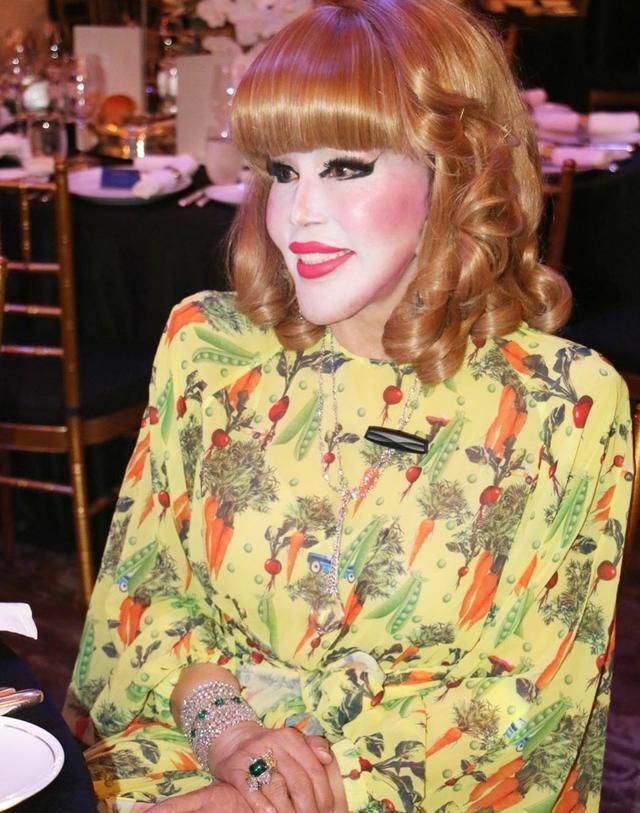 81岁富婆每天化浓妆脸部僵硬像戴假面具得癌不忘和男模拍写真