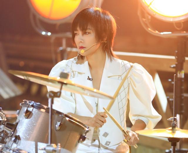 许飞|许飞被疑买水军？浪姐复活榜涨幅异样遭吐槽，她曾说淘汰反而轻松