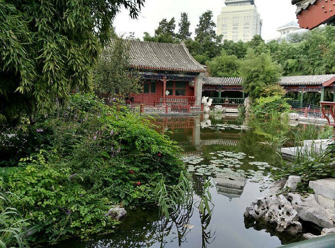 月坛公园|北京月坛很早就人为废弃，并且正中心建了做铁塔，很奇怪？