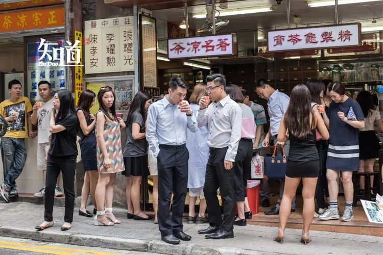 (香港一老字号凉茶铺前当地市民,外籍游客有序排队购买凉茶,精制