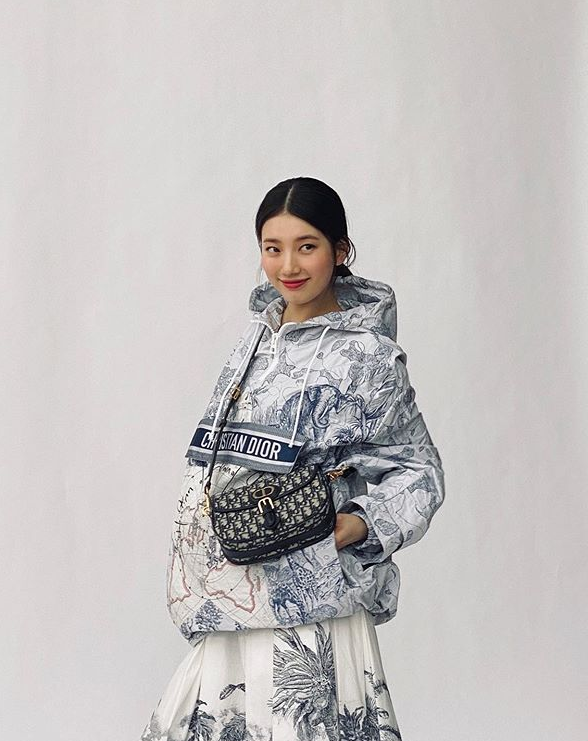 韩国女星裴秀智穿墨水套装演绎国风美为前卫设计打call