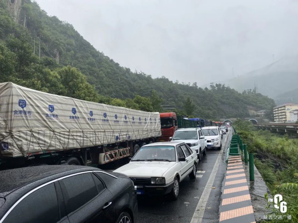 拥堵已达45小时超30公里包茂高速车辆自燃事故致大量车辆滞留