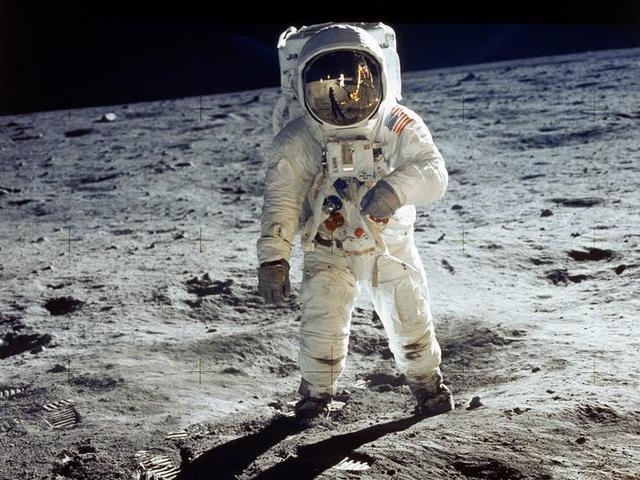 月球|当年人类在月球扔了96包“屎”，现在成宝贝，NASA要把它们捡回来