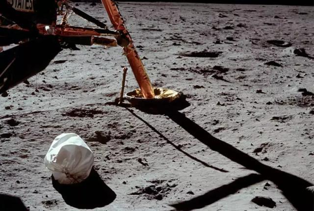 月球|当年人类在月球扔了96包“屎”，现在成宝贝，NASA要把它们捡回来