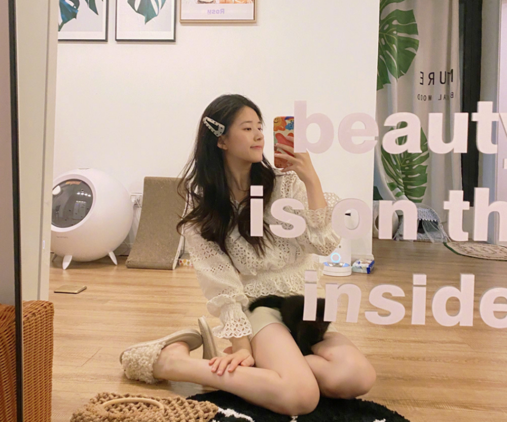 赵露思对镜自拍秀猫,却被"直线"腿抢镜,这腿型才是男生最爱