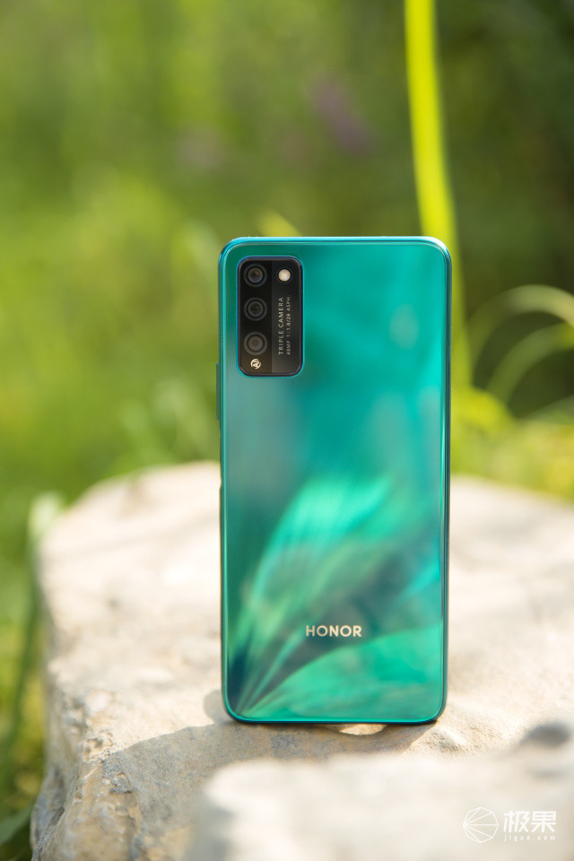 荣耀30青春版在外观设计上丝毫没有因为它的价格显得廉价,而是延续了