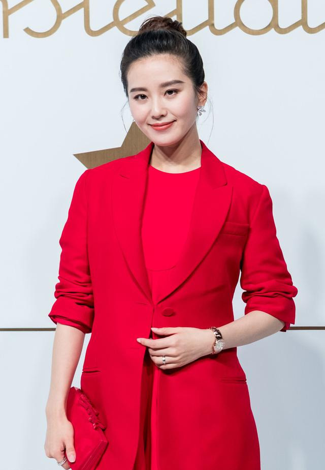 刘诗诗是真的美穿红色西装太显气质了牛奶肌白到会发光