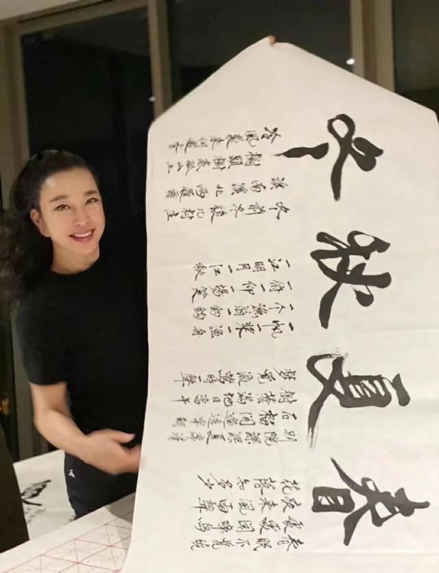 刘晓庆|刘晓庆举办书法展，被网友称赞，被专家批评：不够资格