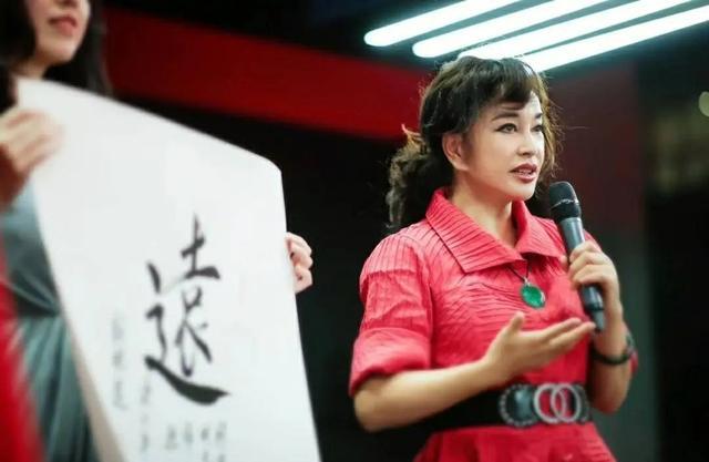 刘晓庆|刘晓庆举办书法展，被网友称赞，被专家批评：不够资格