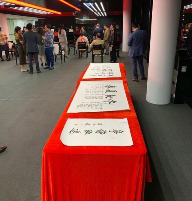 刘晓庆|刘晓庆举办书法展，被网友称赞，被专家批评：不够资格