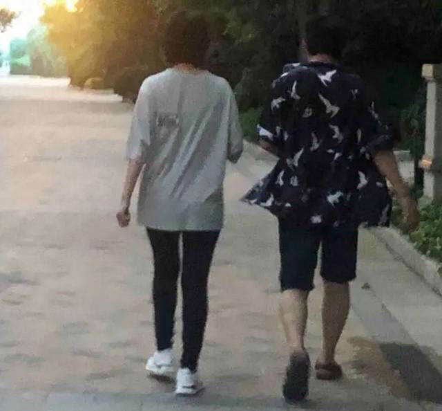 唐艺昕|唐艺昕产后首现身，身材苗条，张若昀每天做的美食是吃不胖吗？