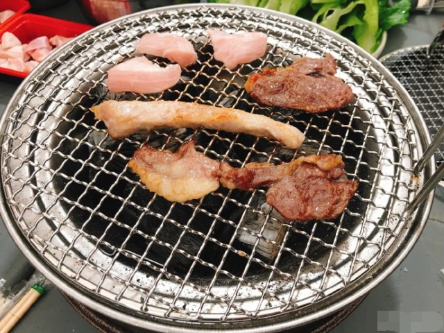 张若昀|张若昀亲自下厨做硬菜，为照顾好哺乳期老婆唐艺昕，尽心又尽力