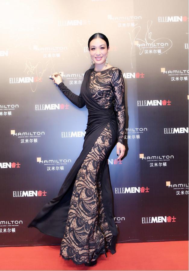 钟丽缇穿衣真胆大一件黑色连衣裙出席活动优雅大气魅力十足