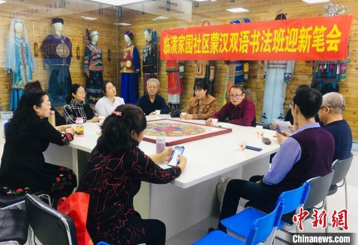 书法|蒙古族六旬书法爱好者寄“蒙汉合璧”作品弘扬民族融合