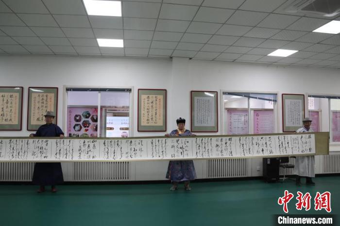 书法|蒙古族六旬书法爱好者寄“蒙汉合璧”作品弘扬民族融合