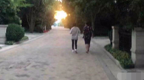 唐艺昕|唐艺昕产后首现身，身材苗条，张若昀每天做的美食是吃不胖吗？