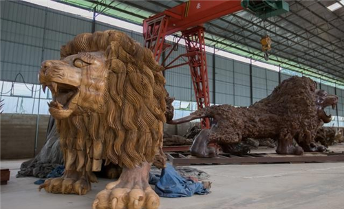 男子用30吨金丝楠木雕出一头雄狮，富豪出价300万，他：最少1000万_腾讯新闻