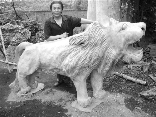男子用30吨金丝楠木雕出一头雄狮，富豪出价300万，他：最少1000万_腾讯新闻