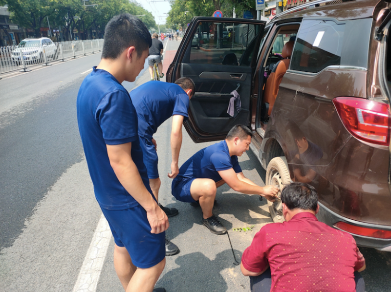 消防员|面包车突然爆胎！“蓝朋友”出手相助，大拇指被挤出血泡