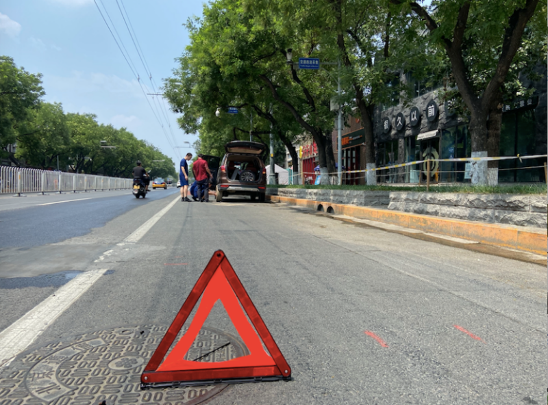 消防员|面包车突然爆胎！“蓝朋友”出手相助，大拇指被挤出血泡