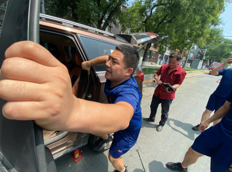 消防员|面包车突然爆胎！“蓝朋友”出手相助，大拇指被挤出血泡